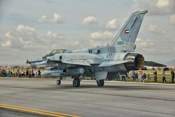 Élégance et Style : Comment Maîtriser l'Art de Porter les Tenues d'Occasion