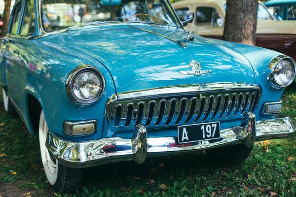 Découvrez 9 modèles de pull homme col v à tricoter gratuitement!